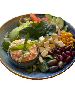 Lunch sallad Avokado - chili keso, vit ost och soltorkade tomater