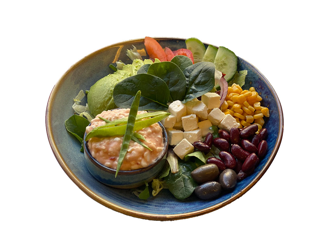 Lunch sallad Avokado – chili keso, vit ost och soltorkade tomater